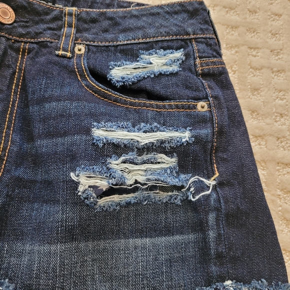 AMERICAN EAGLE Distressed Dark Wash Peek A Boo American Flag Pocket Jean Shorts - Picture 7 of 9